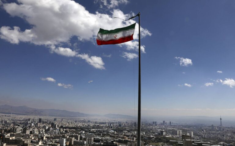 Ιράν: «Θα ανταποδώσουμε οποιαδήποτε επίθεση», λέει η Τεχεράνη, μετά τις δηλώσεις Μπάιντεν