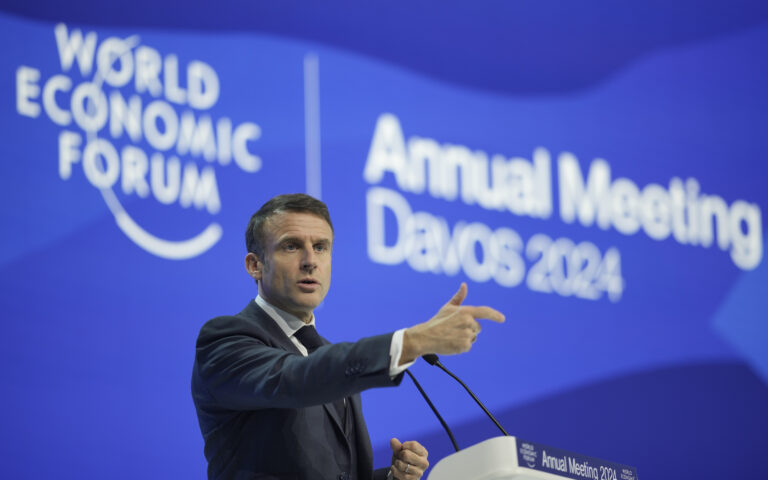 Μακρόν στο Νταβός: «Πρέπει να τολμήσουμε ξανά το ευρωομόλογο»