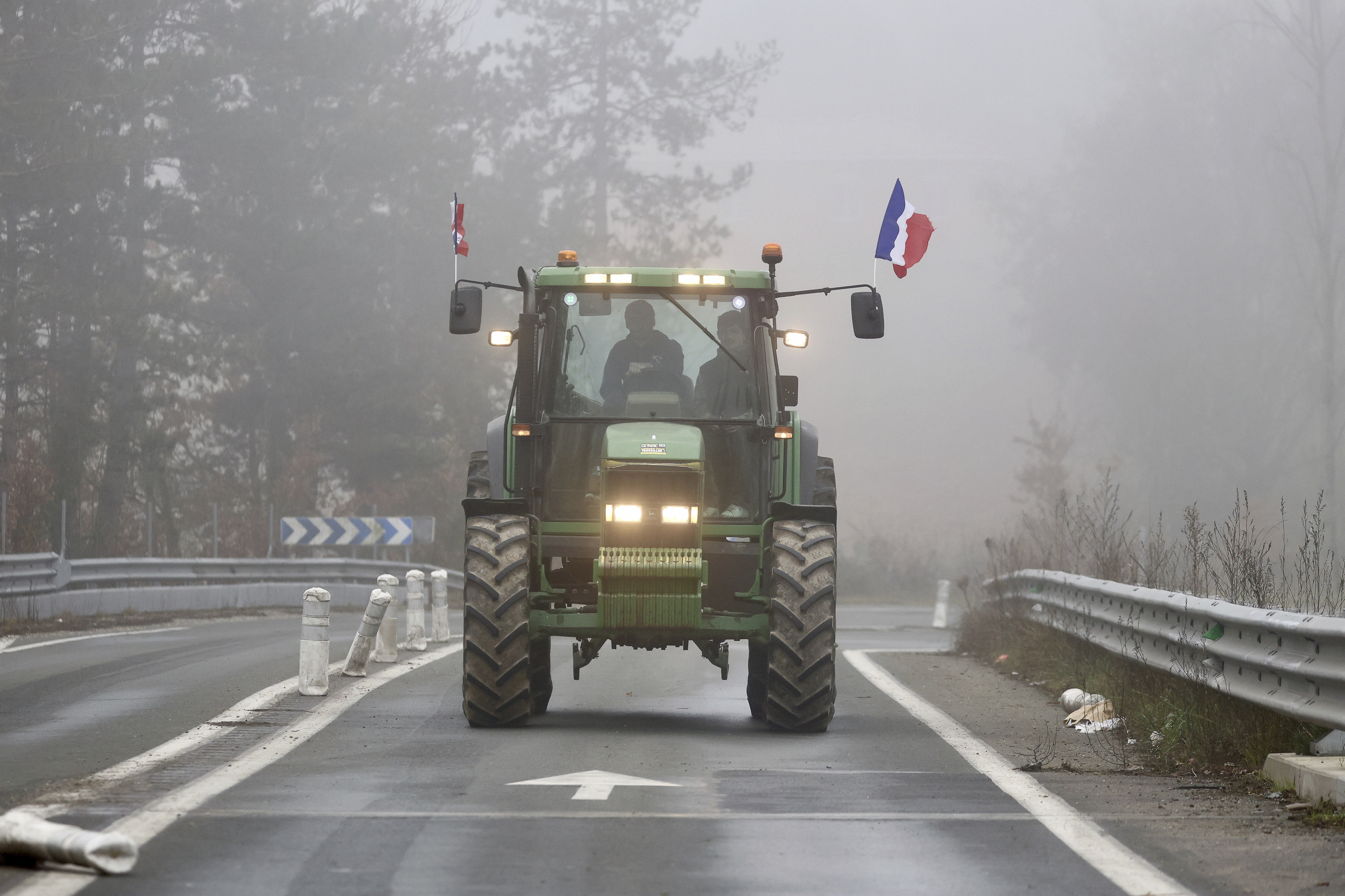 Γαλλία: Η κυβέρνηση σχεδιάζει επιπλέον μέτρα υπέρ των αγροτών ενόψει κλιμάκωσης των κινητοποιήσεων-1