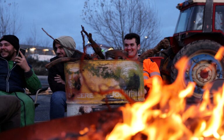 Γαλλία: Διαδηλωτές αγρότες καταστρέφουν εισαγόμενα φρούτα