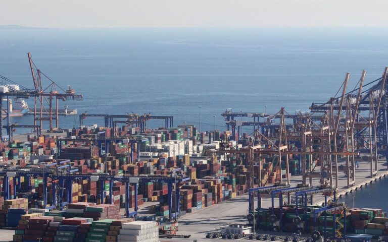 Η κρίση στο Σουέζ πλήττει και το λιμάνι του Πειραιά