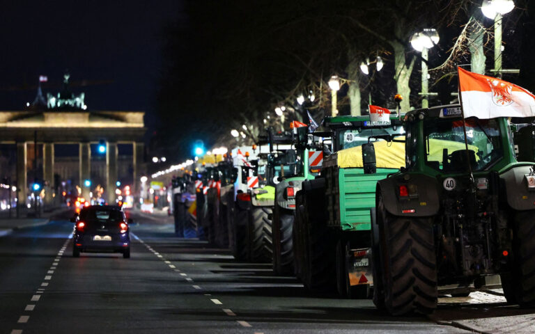 Στους δρόμους Γερμανοί αγρότες λόγω περικοπής των επιδοτήσεων