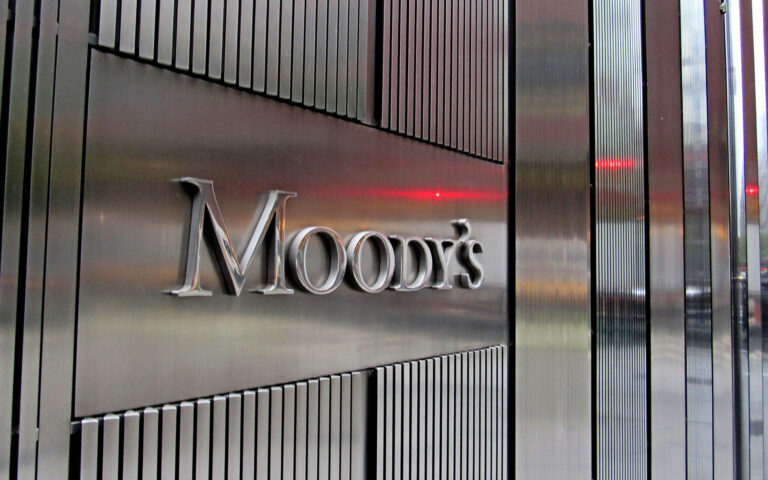 Moody’s: Πρωταθλήτρια στη μείωση χρέους η Ελλάδα και το 2024