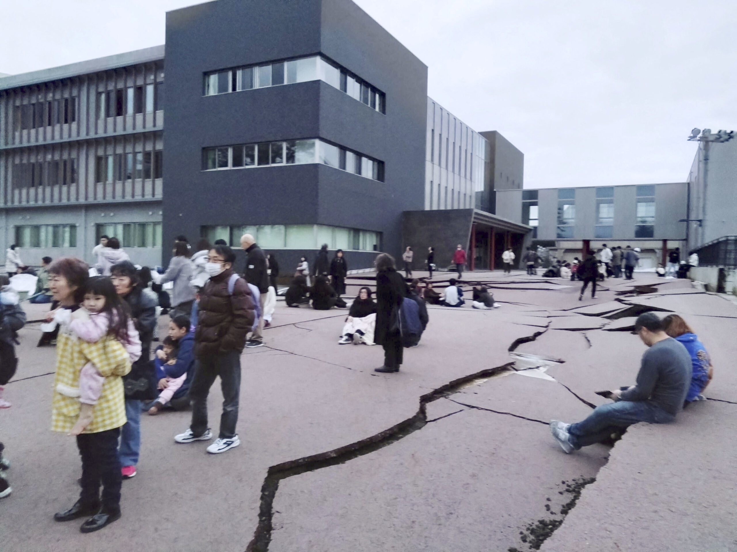 Ιαπωνία: Στους 48 ανήλθαν οι νεκροί από τους σεισμούς – Αγωνία για τους παγιδευμένους-2
