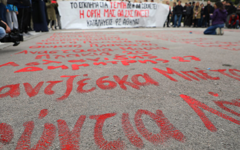 Τέμπη: Τι απαντά ο Δήμος Αθηναίων για το σβήσιμο των ονομάτων των θυμάτων