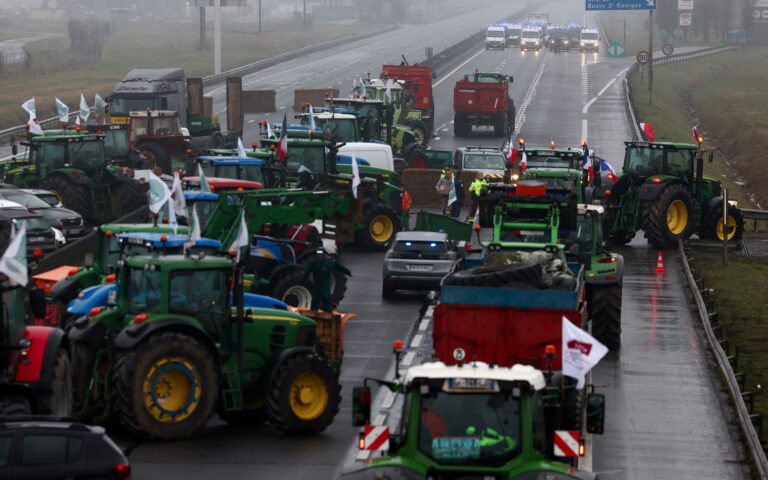 Γαλλία: Τα κυβερνητικά μέτρα «φρενάρουν» τις αγροτικές κινητοποιήσεις