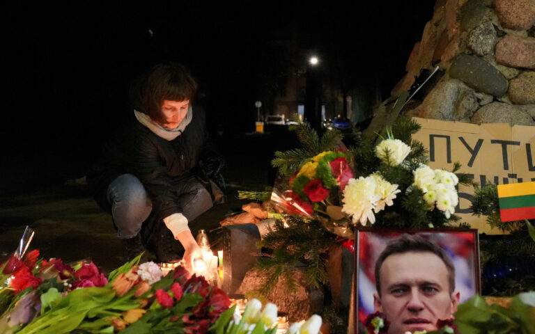 Θάνατος Ναβάλνι: Συγκεντρώσεις διαμαρτυρίας σε πολλές ευρωπαϊκές πρωτεύουσες