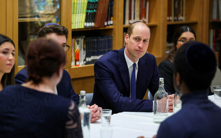Πρίγκιπας Ουίλιαμ: Επισκέφθηκε Συναγωγή στο Λονδίνο – Ανησυχία για την άνοδο του αντισημιτισμού