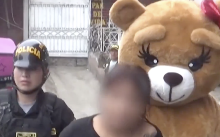 Περού: Μυστικός αστυνομικός, μεταμφιεσμένος σε… αρκουδάκι, συλλαμβάνει έμπορο ναρκωτικών