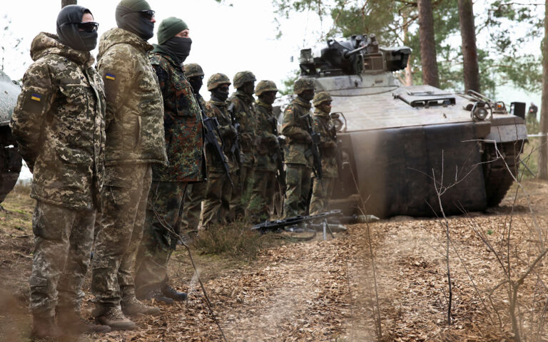 Γάλλος ΥΠΕΞ: Διευκρινίσεις για τον ρόλο του γαλλικού Στρατού στην Ουκρανία