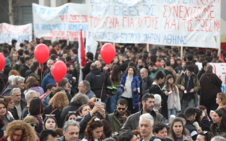 Τέμπη: Πάνω από 20.000 διαδήλωσαν στο κέντρο της Αθήνας