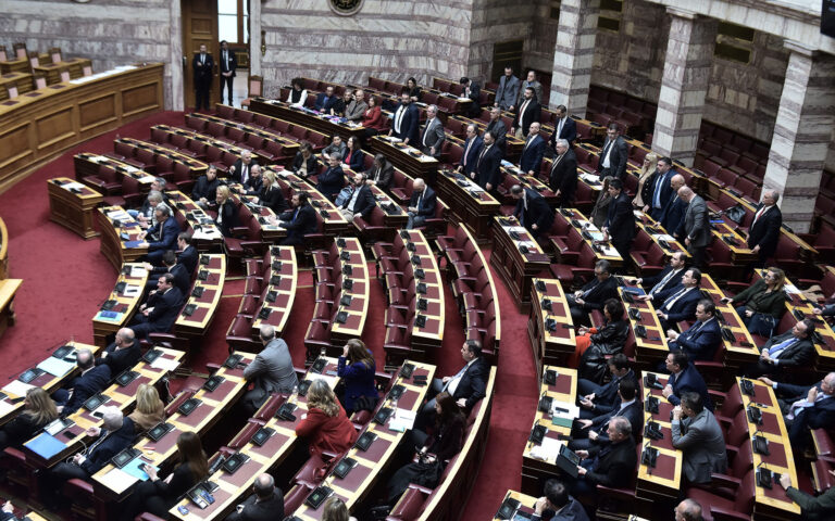 Ομόφυλα ζευγάρια: Απορρίφθηκαν οι ενστάσεις αντισυνταγματικότητας – Αίτημα ΣΥΡΙΖΑ για ονομαστική ψηφοφορία