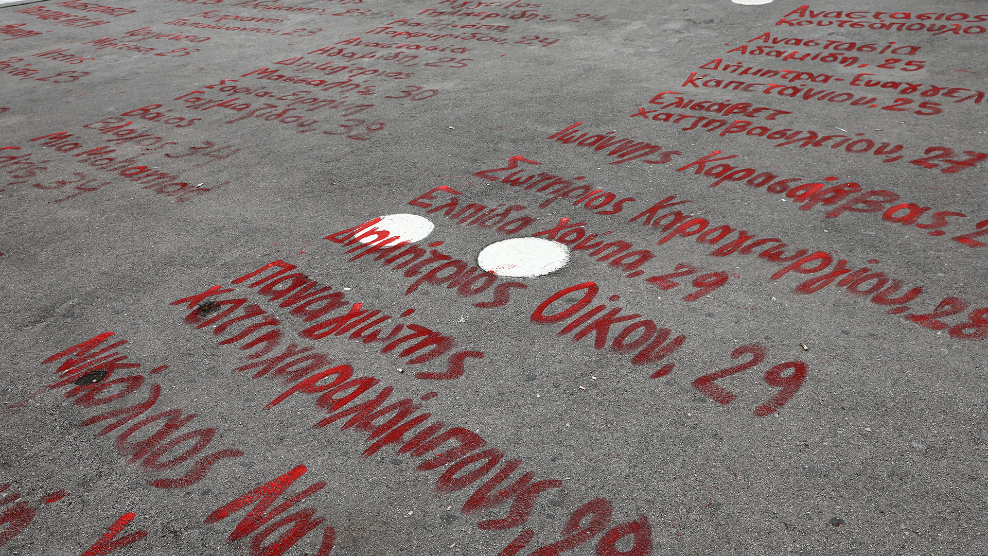 Τέμπη: Εγραψαν τα ονόματα των θυμάτων μπροστά από τη Βουλή-2