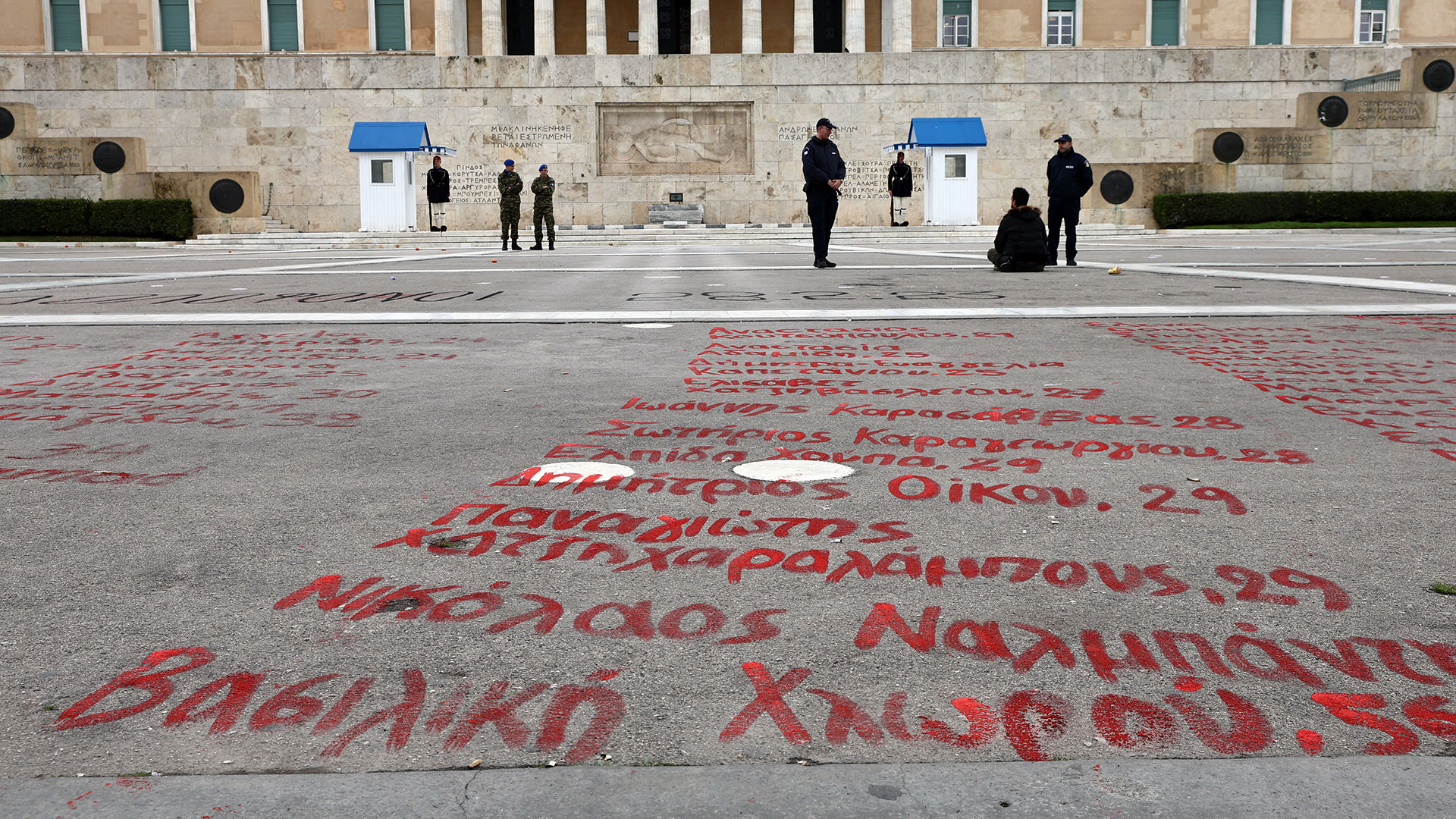Τέμπη: Εγραψαν τα ονόματα των θυμάτων μπροστά από τη Βουλή-1