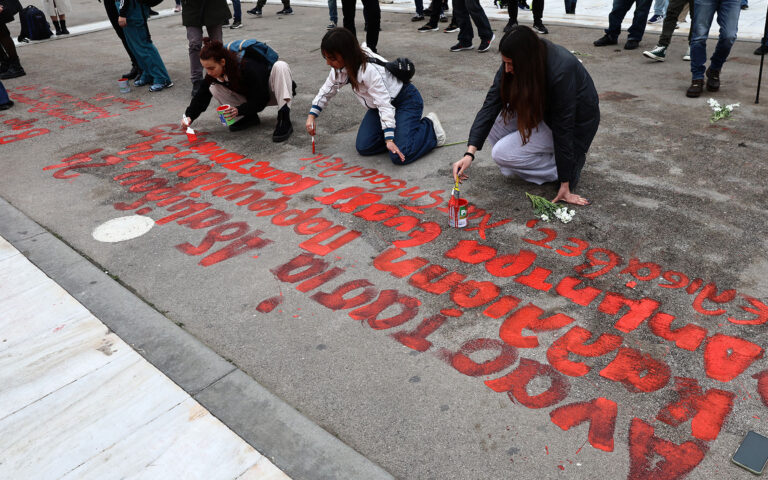 Τέμπη: Φοιτητές έγραψαν ξανά τα ονόματα των θυμάτων μπροστά από τη Βουλή