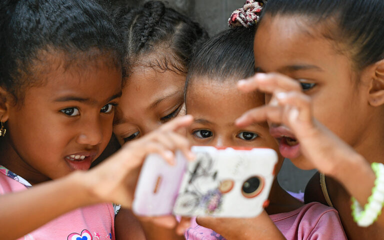 Μαμάδες και κόρες εν δράσει σε ψηφιακή «ζούγκλα»