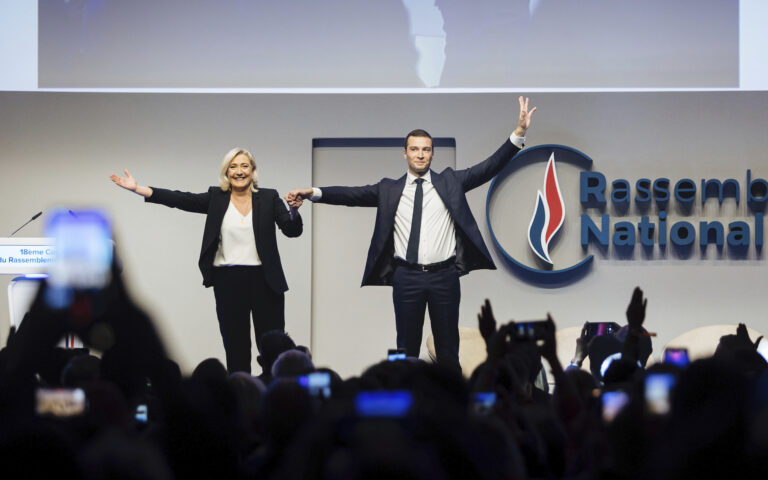 Δημοσκόπηση: Η γαλλική ακροδεξιά οδεύει προς σαρωτική νίκη στις ευρωεκλογές