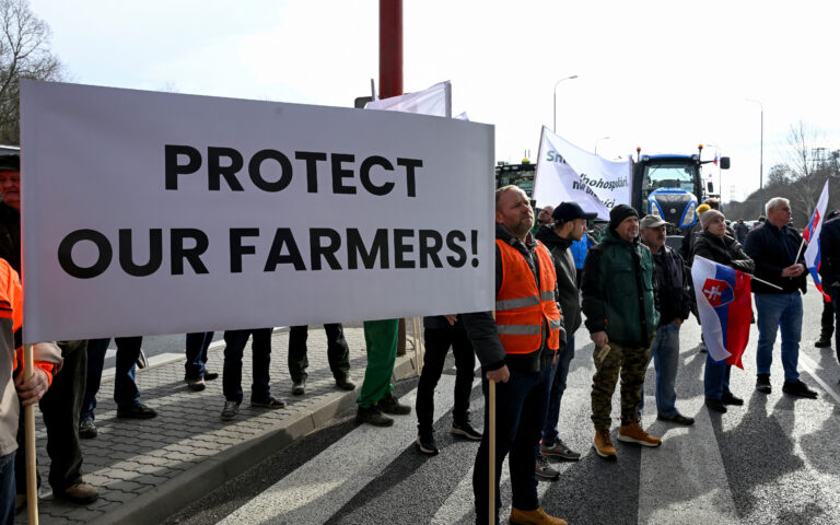 Κομισιόν: Προτάσεις για μείωση του διοικητικού «φόρτου» για τους αγρότες εν μέσω συνεχιζόμενων κινητοποιήσεων