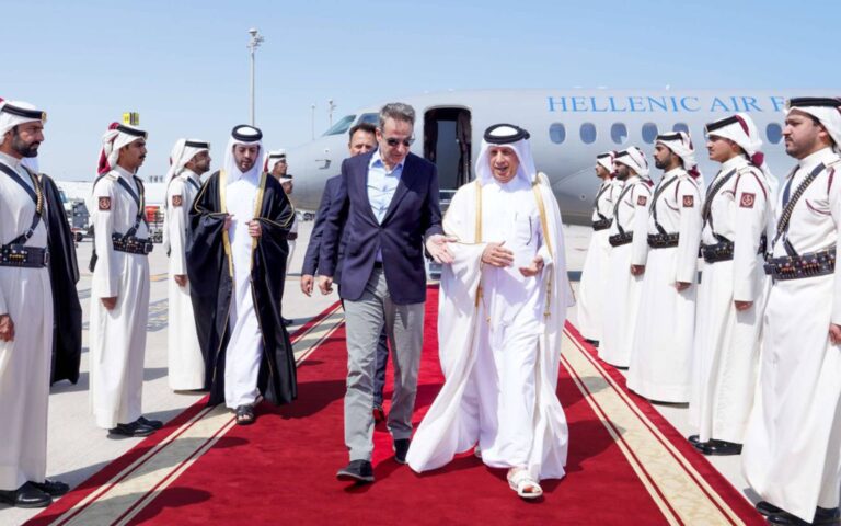 Ο εμίρης του Κατάρ υποδέχεται τον κ. Μητσοτάκη