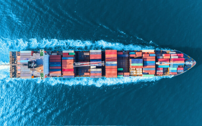 Ερυθρά Θάλασσα: Μείωση κατά 30% της μεταφοράς εμπορευματοκιβωτίων λόγω επιθέσεων