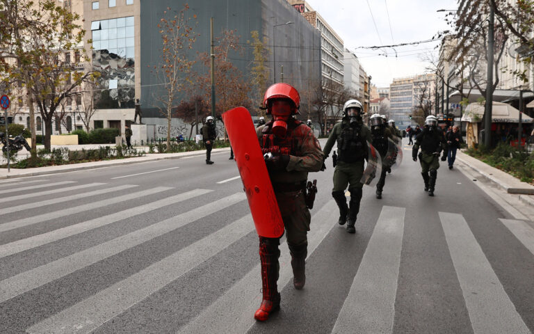 Τέμπη: Ανοιξαν οι δρόμοι στο κέντρο της Αθήνας – Επεισόδια μετά την πορεία, 6 συλλήψεις