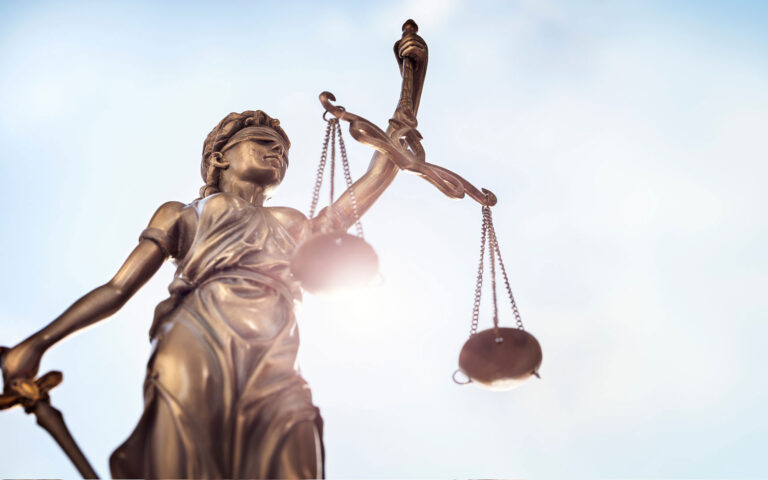 Άρθρο Γιώργου Δελλή στην «Κ»: Το χάρτινο ξίφος της διοικητικής Δικαιοσύνης