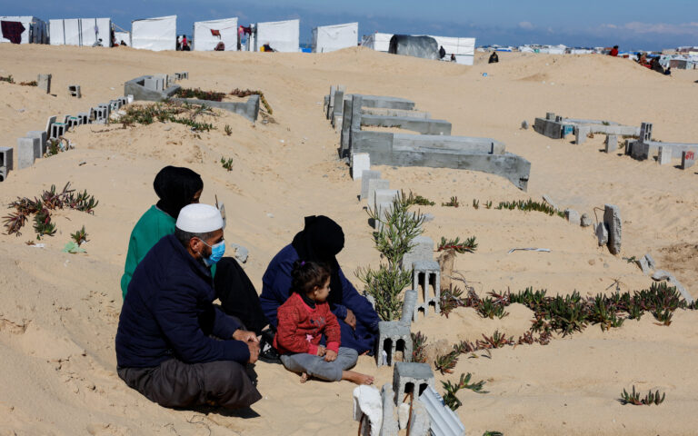 Ζώντας ανάμεσα στους νεκρούς – Οικογένειες της Γάζας αναζητούν καταφύγιο σε νεκροταφείο