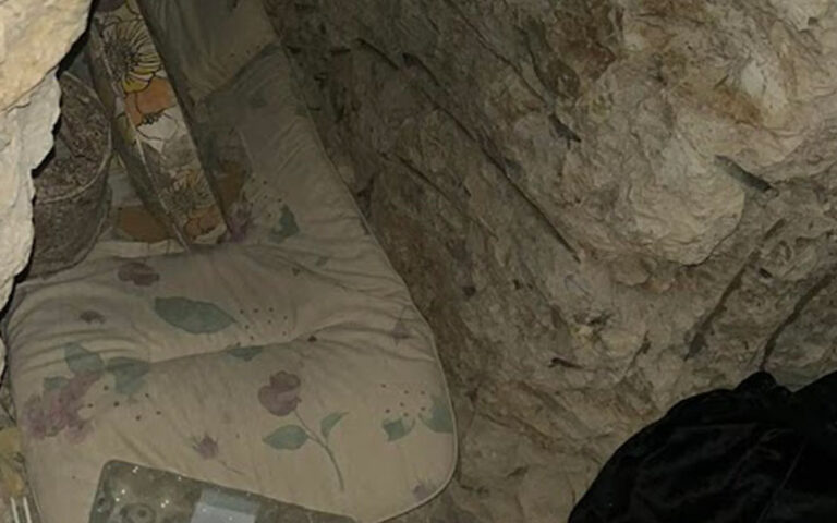 Συνελήφθη ο πατέρας της οικογένειας που ζούσε σε σπηλιά στην Κορινθία
