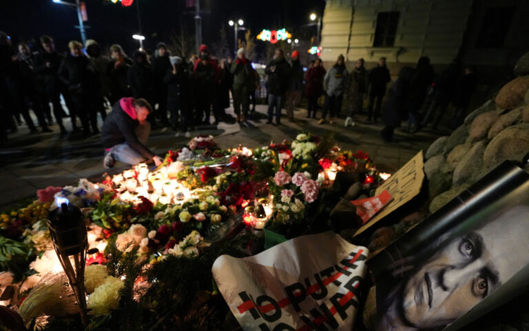Αδιευκρίνιστα τα αίτια θανάτου του Ναβάλνι τρεις ημέρες μετά – Ουδέν σχόλιο από τον Πούτιν