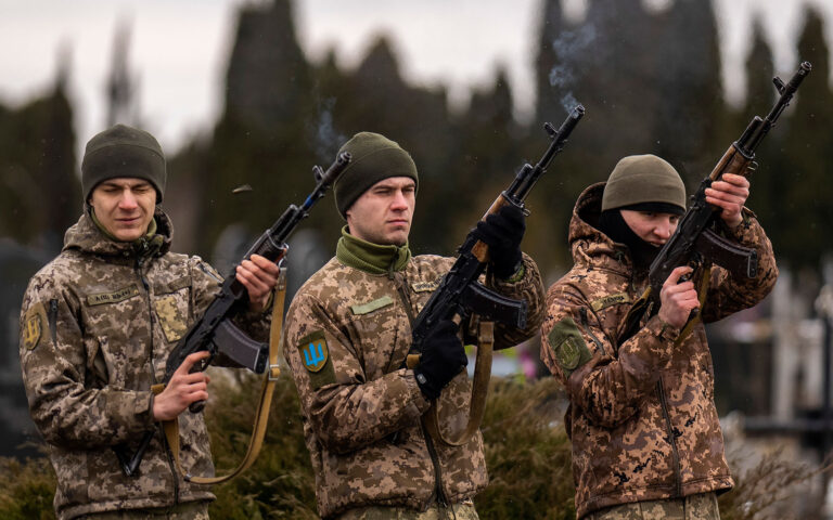 Παρατείνεται ο στρατιωτικός νόμος στην Ουκρανία – Τι προβλέπει