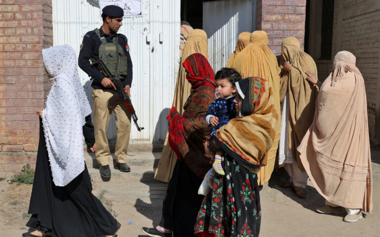 Τα πρώτα αποτελέσματα των «εκλογών βίας» και η συνεχιζόμενη πολιτική αστάθεια στο Πακιστάν