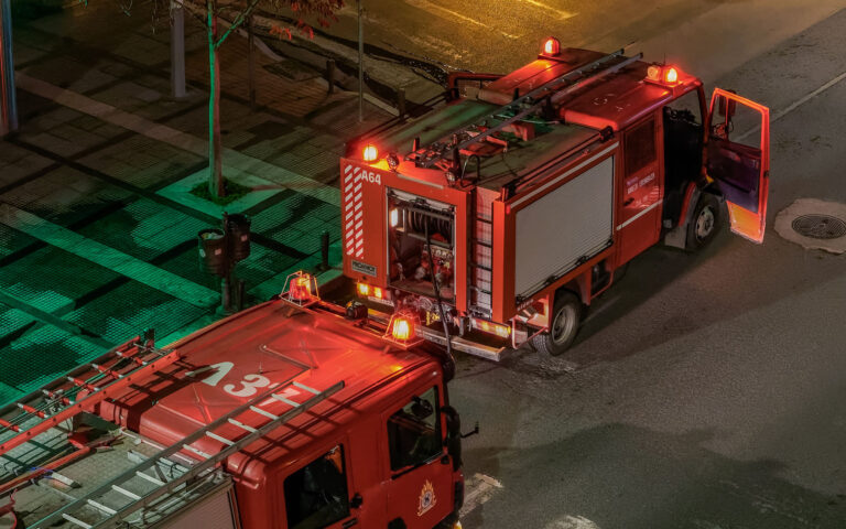 Μάνδρα: Στις φλόγες δύο φορτηγά κοντά σε βενζινάδικο