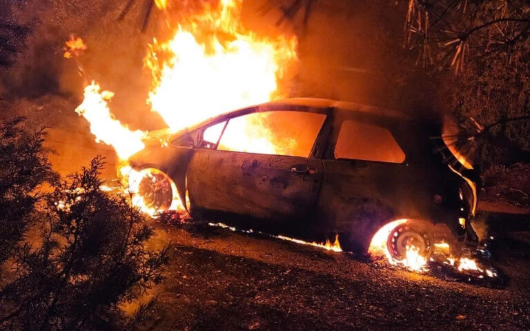Δολοφονία στη Μάνδρα: Εικόνες και βίντεο της «Κ» από το φλεγόμενο αυτοκίνητο