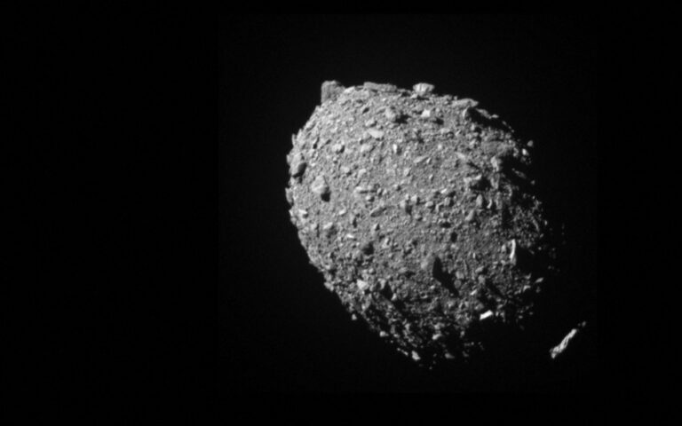 NASA: «Τράκαρε» αστεροειδή για να τον εκτρέψει – Αλλαξε όχι μόνο την πορεία του, αλλά και το… σχήμα του