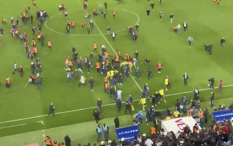 Τουρκία – ποδόσφαιρο: Σκηνές χάους μεταξύ οπαδών και παικτών στην Τραπεζούντα