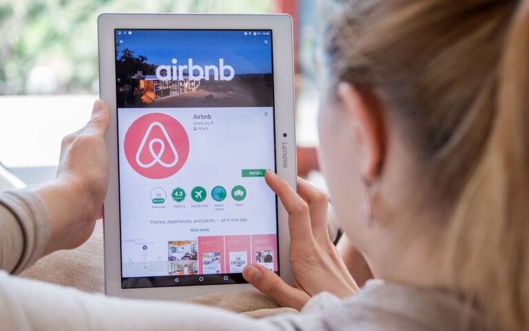 Η Airbnb απαγορεύει τις κάμερες ασφαλείας μέσα στα καταλύματα