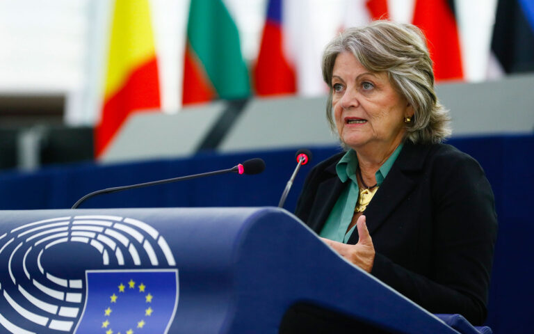 Επίτροπος Συνοχής ΕΕ: Ανησυχία για τις ομοφοβικές επιθέσεις στη Θεσσαλονίκη