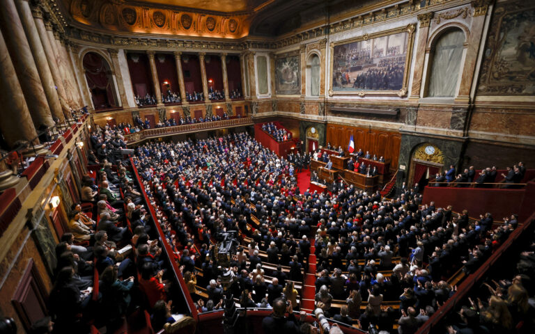 Η Γαλλία κατοχυρώνει την άμβλωση ως συνταγματικό δικαίωμα