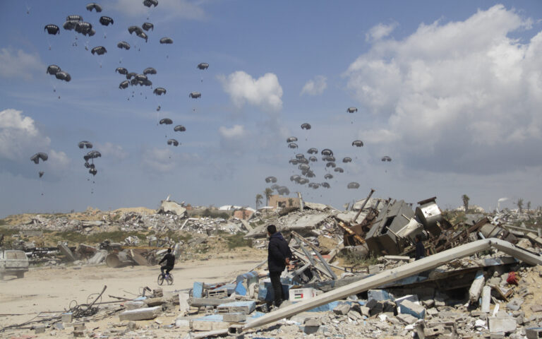 Λευκός Οίκος: Οι ΗΠΑ θα συνεχίσουν τις εναέριες ρίψεις βοήθειας στη Γάζα