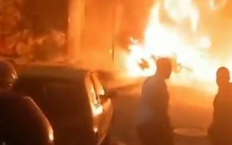 Ζωγράφου – Βίντεο: Οχήματα παραδίνονται στις φλόγες μετά την εμπρηστική επίθεση
