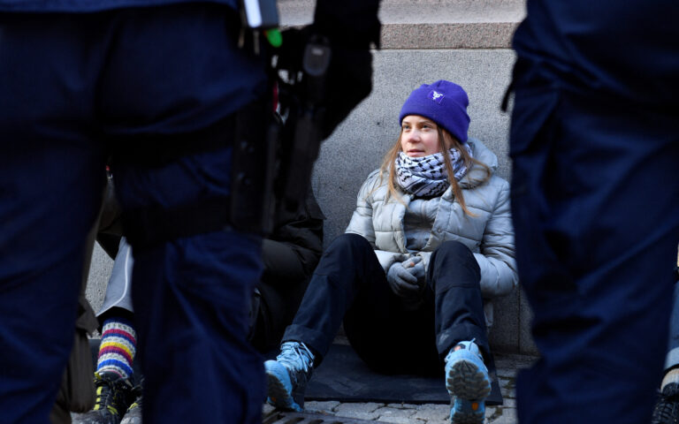 Αστυνομικοί «έσυραν» την Γκρέτα Τούνμπεργκ μακριά από την είσοδο του σουηδικού κοινοβουλίου