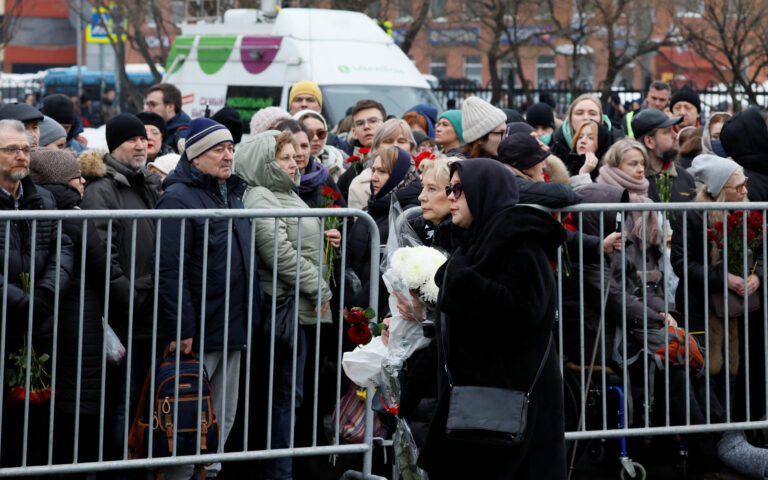 Πλήθος κόσμου παρά τα δρακόντεια μέτρα ασφαλείας στην κηδεία του Αλεξέι Ναβάλνι