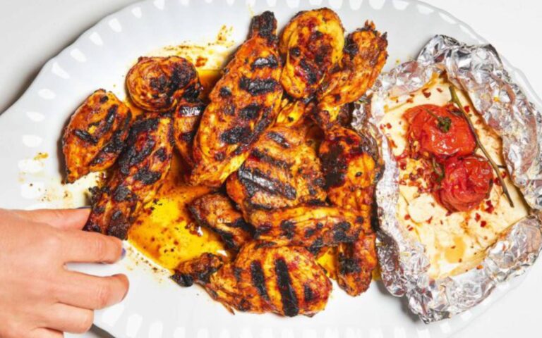 «Παϊδάκια» κοτόπουλου στα κάρβουνα με μαρινάδα από πάπρικα, πελτέ και μουστάρδα