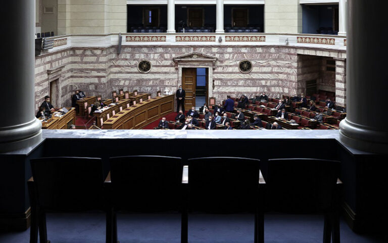 Βουλή: Πολιτική κόντρα για το νομικό πλαίσιο της γυναικοκτονίας