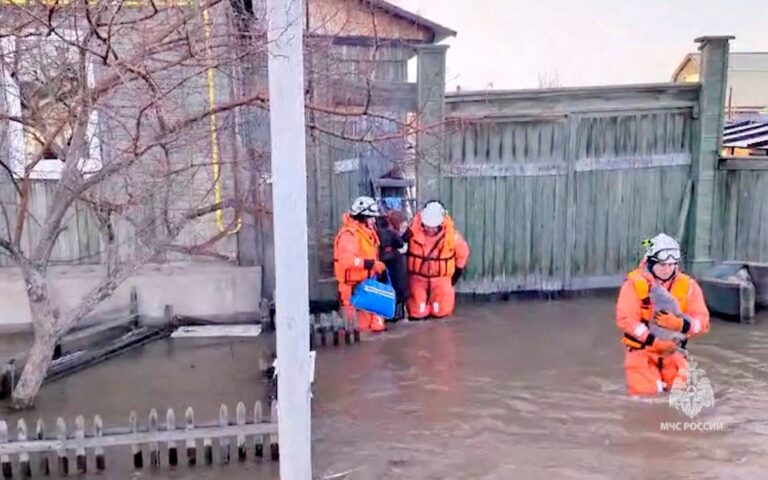 Ρωσία: Χιλιάδες άνθρωποι κινδυνεύουν από τις πλημμύρες στα νότια (εικόνες)