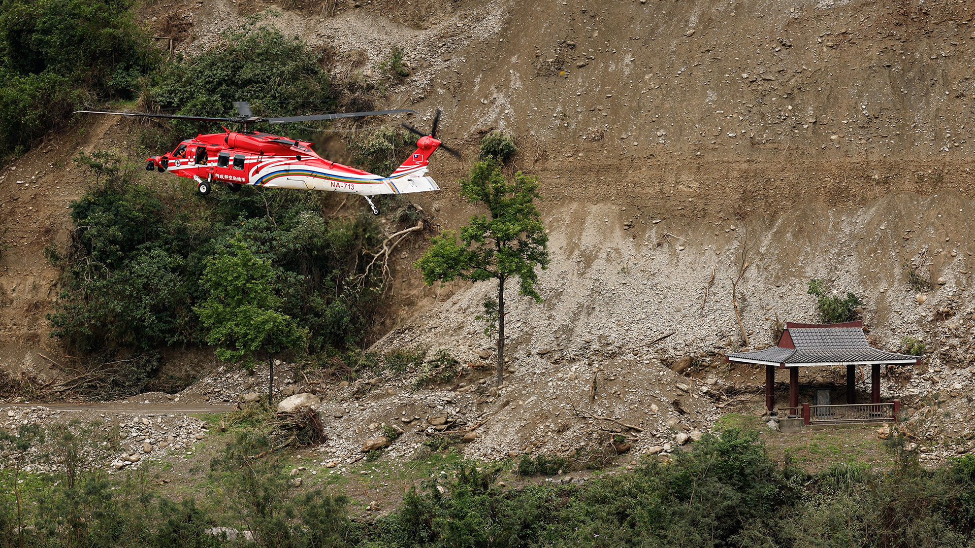 Σεισμός στην Ταϊβάν: Απεγκλωβισμοί τουριστών με ελικόπτερα – Αυξήθηκαν οι νεκροί-1