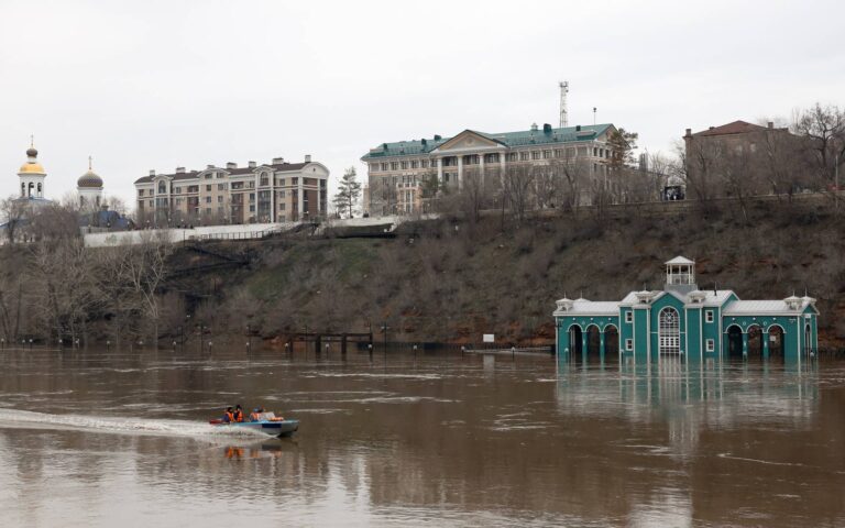 Πλημμύρες σε Ρωσία και Καζακστάν: Κάτω από το νερό ολόκληρες περιοχές – Ανεβαίνει κι άλλο η στάθμη των ποταμών