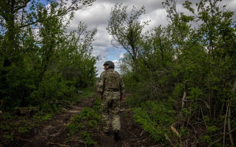 Οι Ρώσοι πολιορκούν τη «ραχοκοκαλιά» της ουκρανικής άμυνας στα ανατολικά