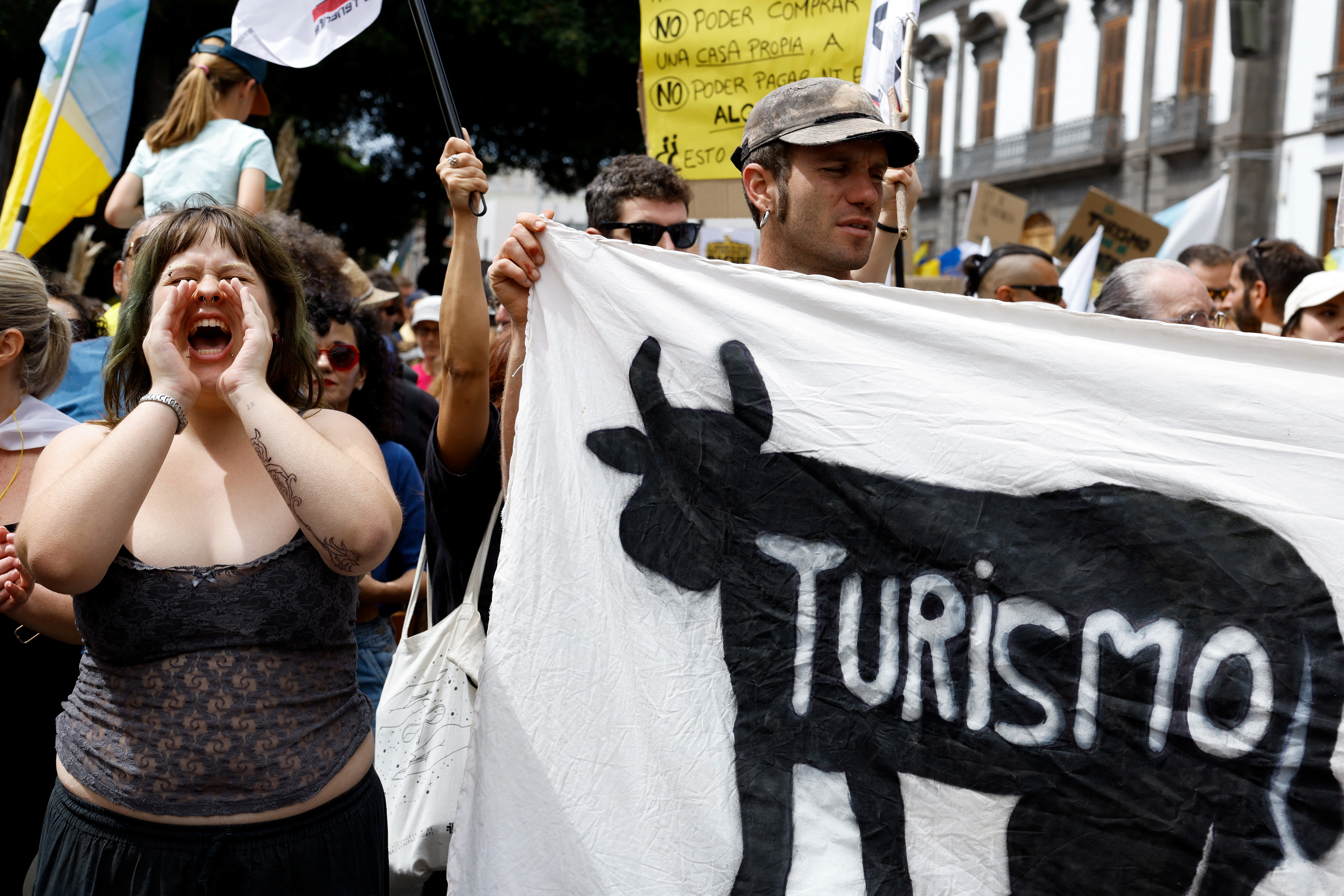 Ισπανία: Χιλιάδες διαδηλωτές στην Τενερίφη κατά του μαζικού τουρισμού-2