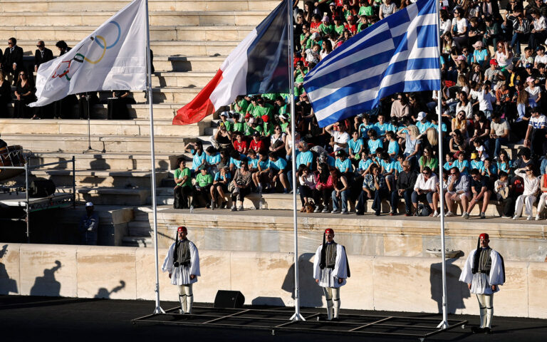 Ολυμπιακή Φλόγα: Το φως της Αρχαίας Ολυμπίας παραδόθηκε στη Γαλλία